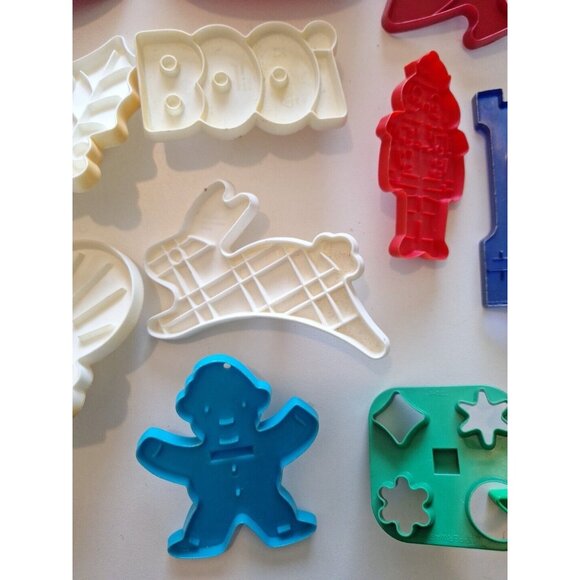 Holiday Cookie Cutter 23 Lot Christmas Halloween Easter Vintage Tupperware - Picture 3 of 12